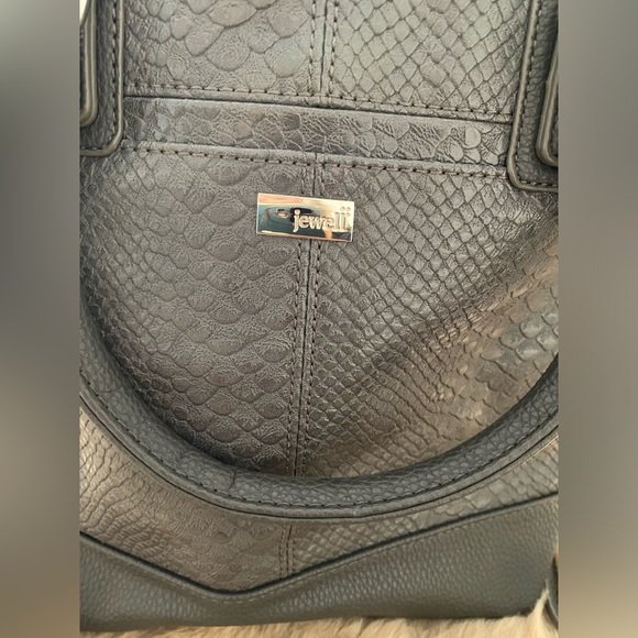 Jewell Thirty One Gray Snake
Embossed Purse WI
Removable Shoulder Strap - Picture 2 of 7